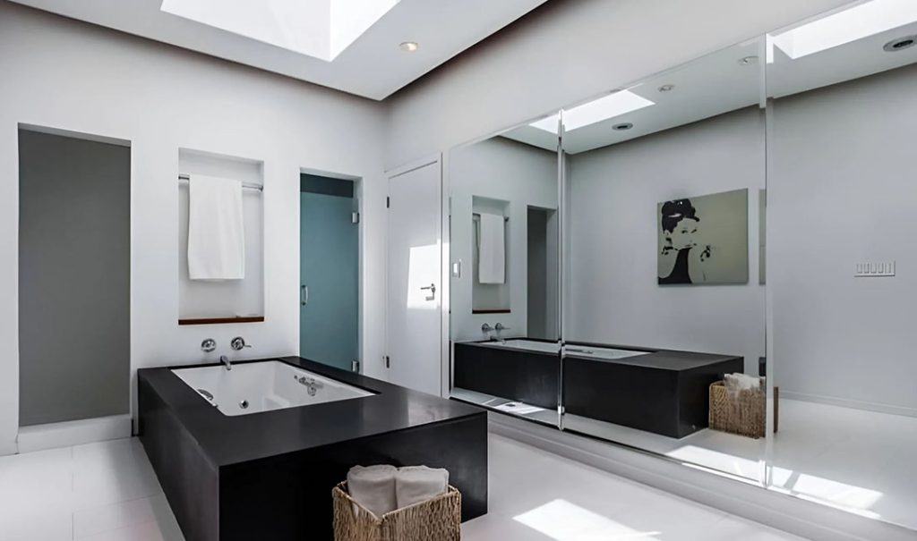 A bathroom with bathtab