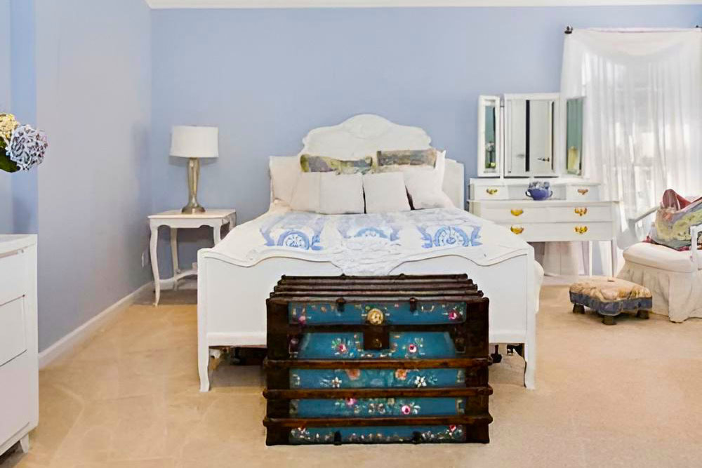 A clean and relaxing bedroom at Faith Recovery Beverly Hills, CA